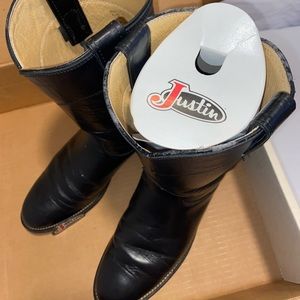 Justin Cora boots black.